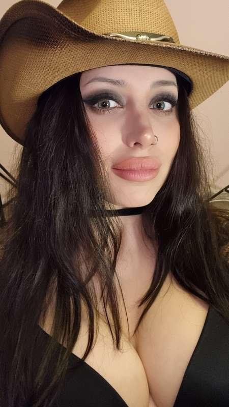 Im a cowgirl 😈


#girl #horsewoman #lips #horny #blackhair #brunette #cowgirl 