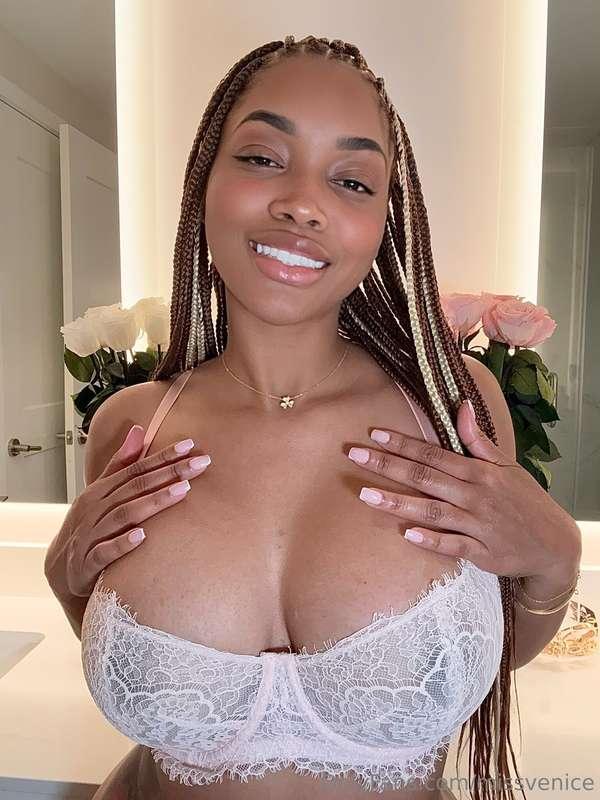 Sweet smile, dirty thoughts… guess which one wins 😏🌸