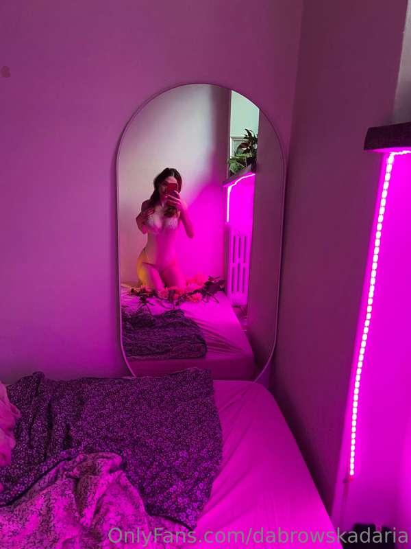 New naked pics with flowers and pink light tomorrow 💖