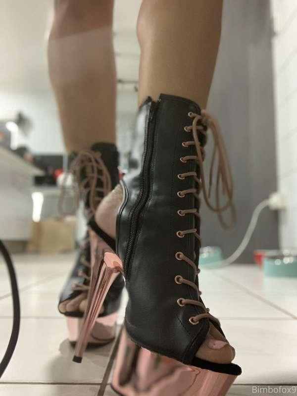 Just an FYI for anyone into feet on my page. I absolutely ad..