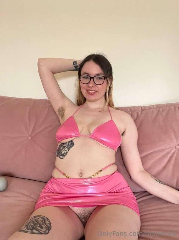 This MILF does naughty things in her spare time 💦@noahnyxx <..