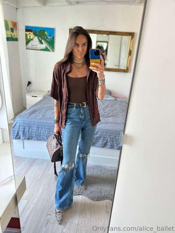 What do you think? Do you think I look good in these clothes..
