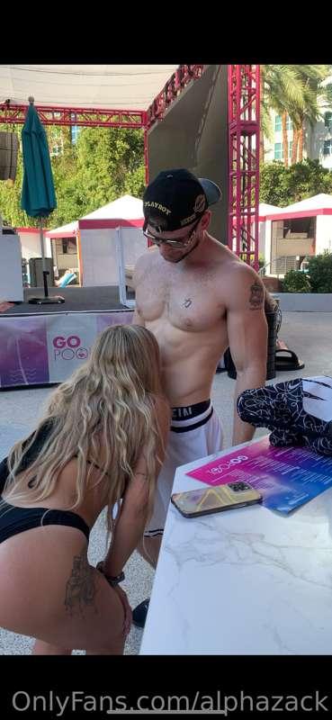 Who else would love to lick these abs 😛