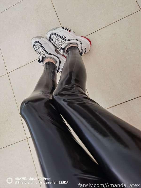 Playing with my Fleshlight while wearing Fila Disruptor and latex leggings. 

#latex #fila #filadisruptor #latexleggings #latexlegs #sneakerfetish #latexgloves #latexfetish #disruptor #fleshlight #masturbation