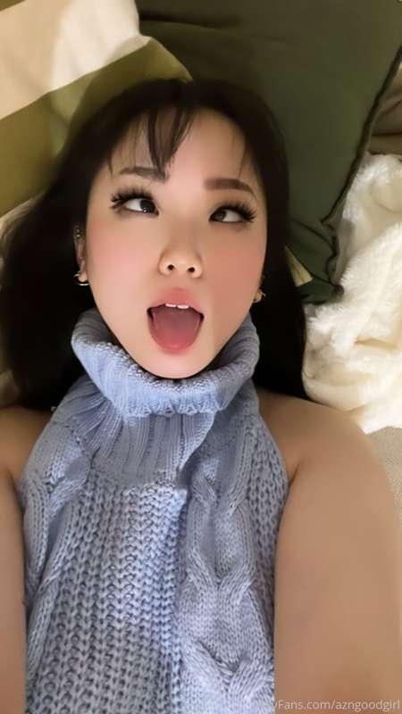 I’d love to be fucked in this sweater, it gives pretty easy ..