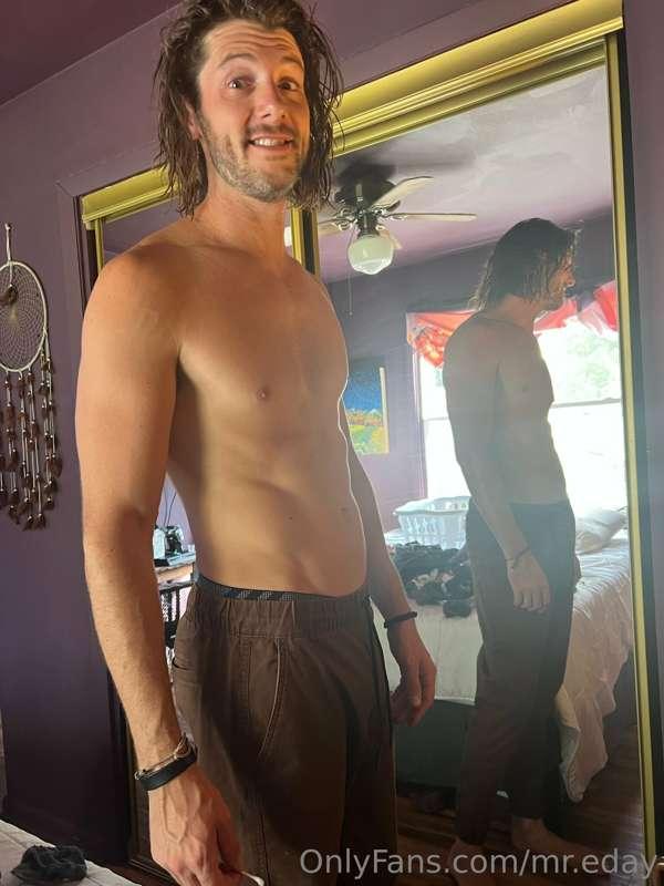 Another day of me folding laundry shirtless😑😂