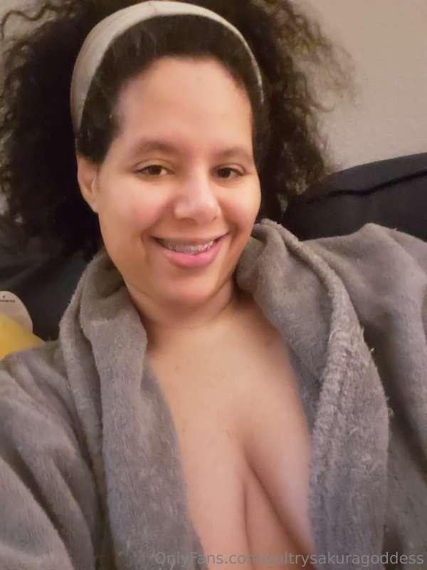 Getting ready to go out on Halloween night. How are Senpais?..