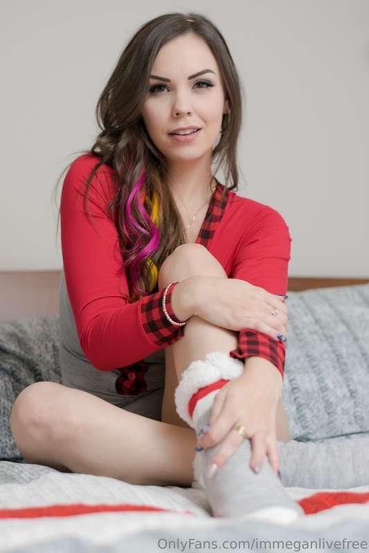 Get a FULLY NAKED version of this set either by unlocking th..