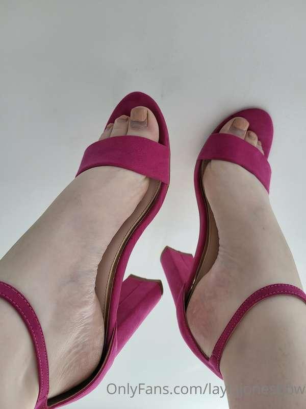 I just love these open toe heals! Really need a pedi though ..