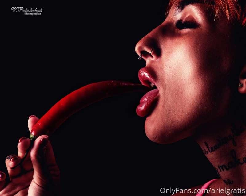 Just a taste of hotness 🌶👅