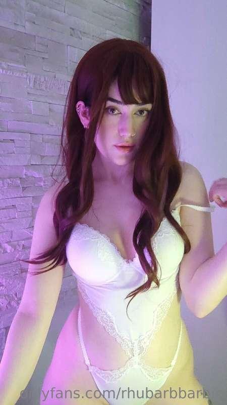 🥴 WOW she's red head, she's hot, huge ass, a nice rack, omfg..
