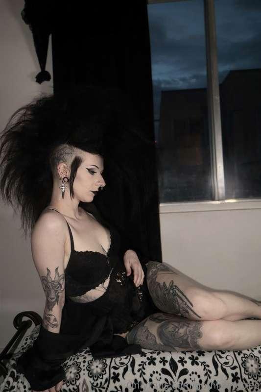 A deathhawk and corset is a sexy combo! Unlock for all 22 ph..