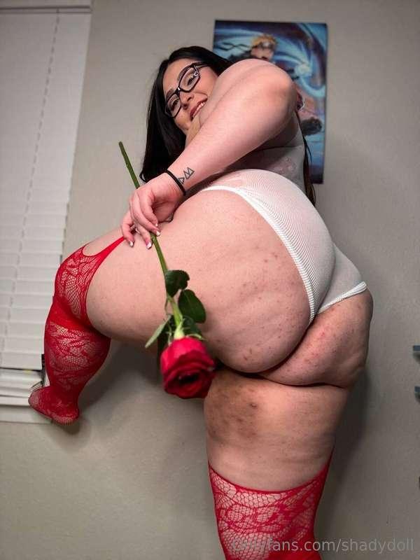 Goodmorning! You think you could handle my creamy pussy? 🌺