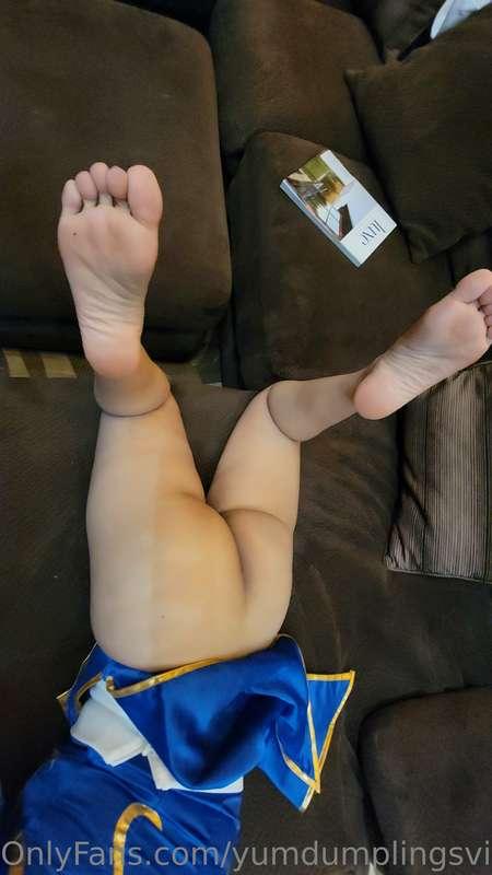 Feet or ass or both? 😏