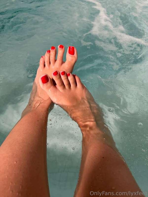 Feet in the water 🥰💦