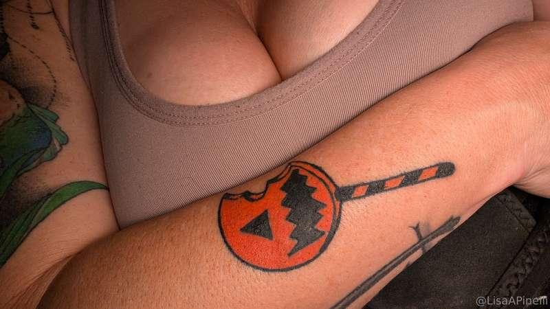 I got a tattoo, at the con, in Texas, on my lunch break 🤣I c..