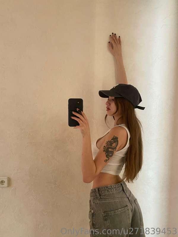Will you come and nail me to the wall, hehe?😋@holly_crush