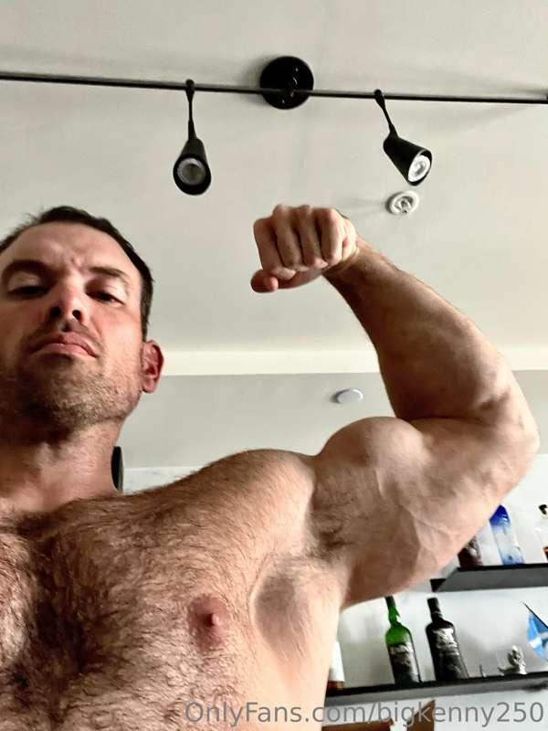 So much muscle you’ll need a map to explore it 💪🏼🤴🏻