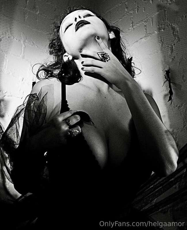 Happy Halloween my darlings 🎃Open your gift in my pinned pos..