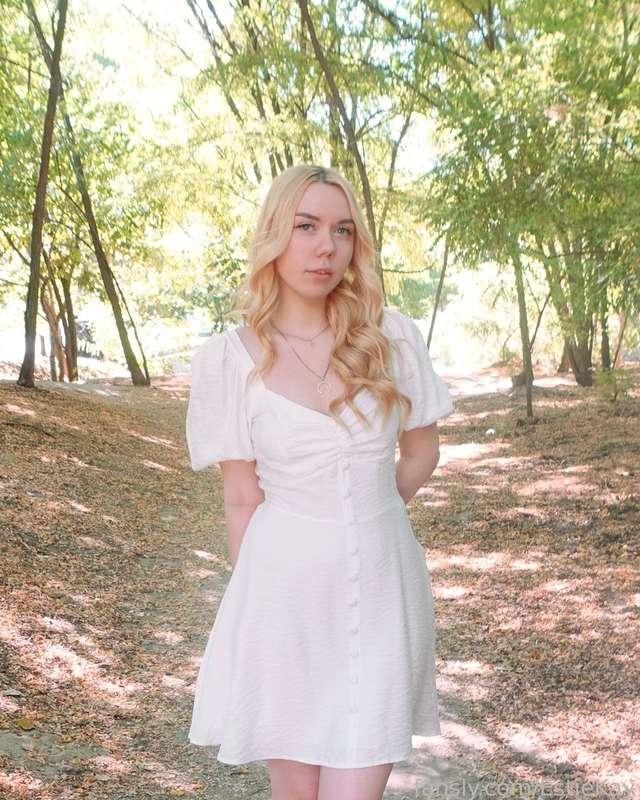 Walk with me to a nice secluded spot in the park to see what's under my dress 💜😋



#fyp #sundress #girl #young #cute #outdoor #upskirt #pussy #ass #butt