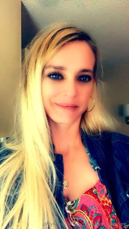 Messy hair, don’t care. And you’ll worship me on your knees ..