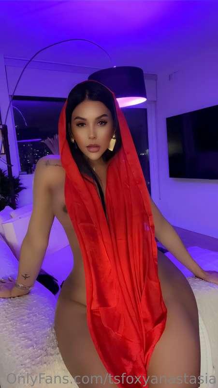 Wrapped in red, daring you to come closer… 🔥❤️ Ready to unwr..