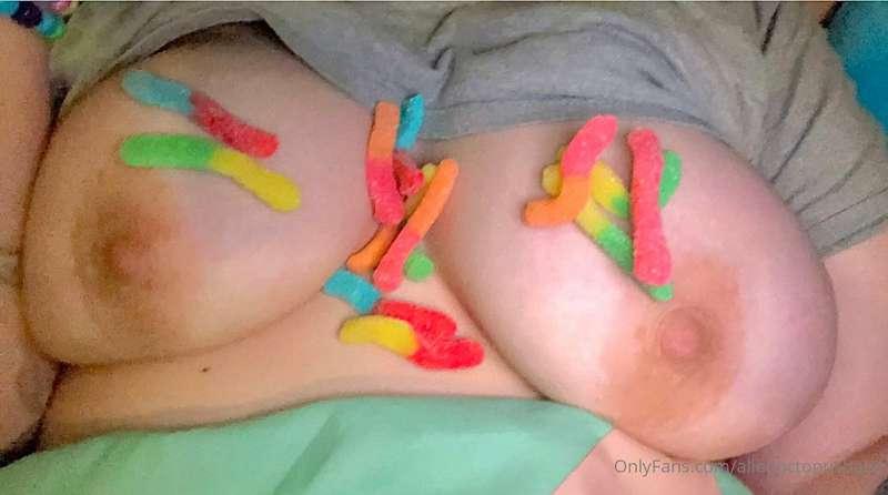 Who wants to eat sour gummy worms off my tits while I play S..
