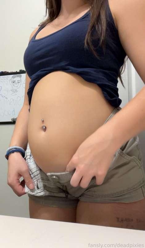 food baby 🤰 

my belly looks so round and full &gt;.&lt; 
i'd look so cute pregnant

#fyp #belly #bloated #foodbaby #inflation #fetish #kink #breeding #petite #free