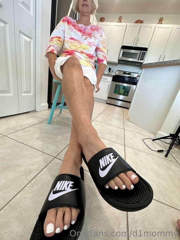 BIG mama’s BIG nike shoes 😍😍