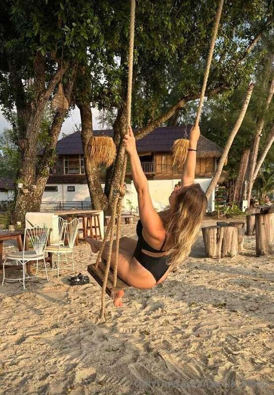 Moments when everything around you stops...😍Sand, swings and..