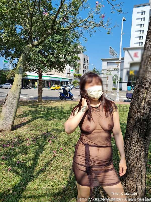 After visiting the supermarket in a transparent dress, go for a walk in the opposite park~

穿薄紗洋裝逛完超商後,到對面公園散散步~