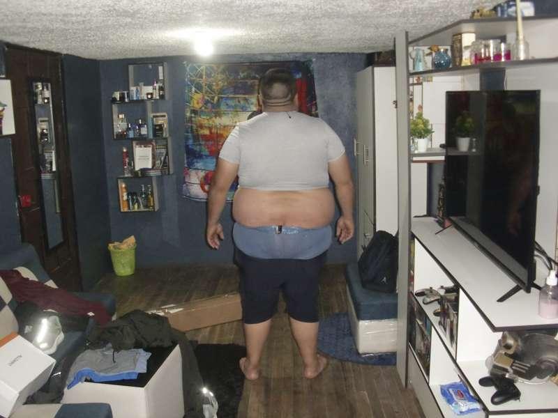 Osmar trying on a XXL short