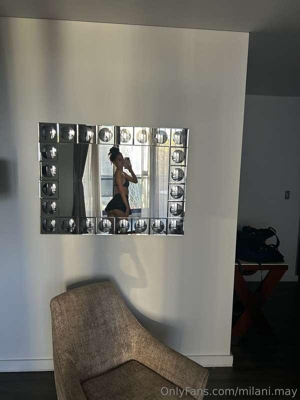 little booty peek 🍑