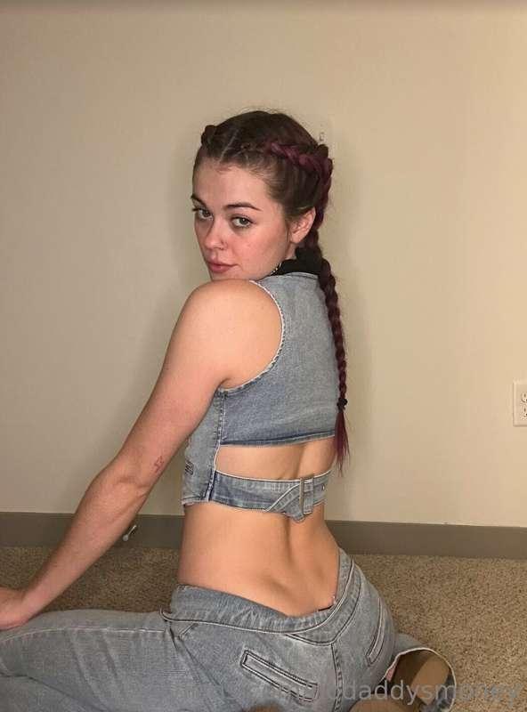 Who’s up? Thirsty Thursday has me craving your dick 💦👅