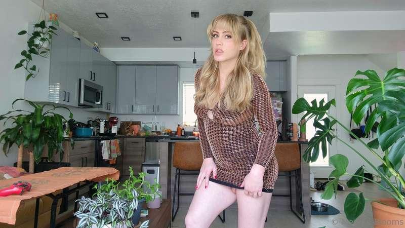 Dress to short to contain the stuff!