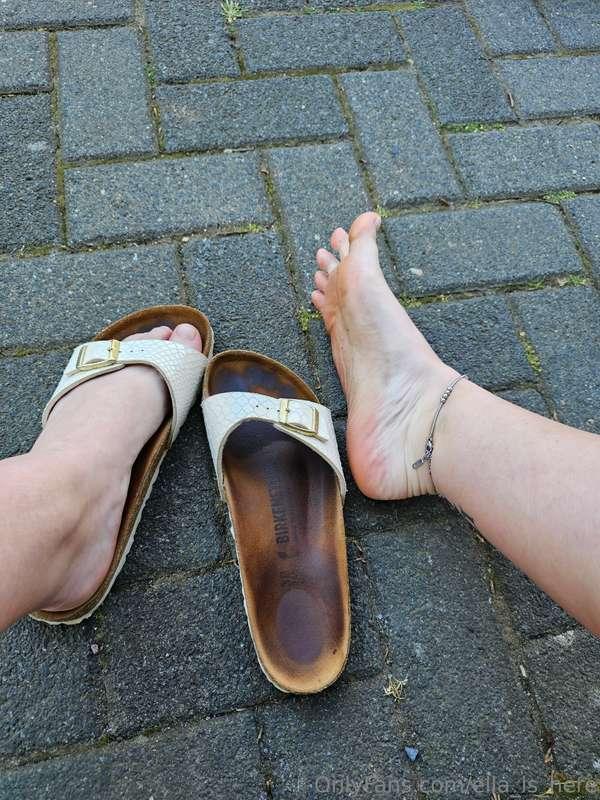 Who wants to lick the prints?😈