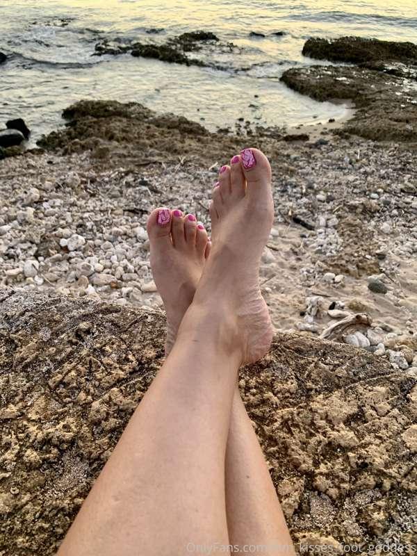 kim_kisses_foot_goddess image #4