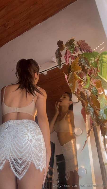 Short skirt, high confidence. ✨🫶✨