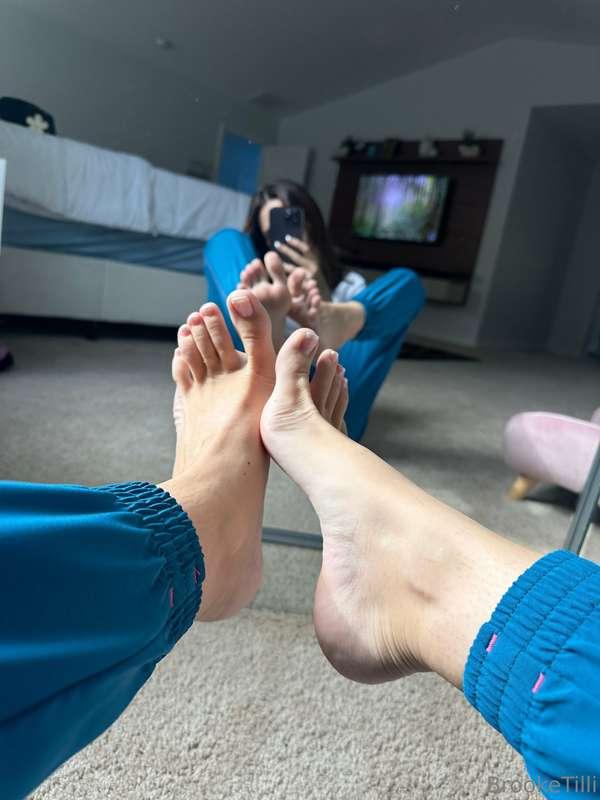 It's my regular manicure and pedicure day. Who's up for help..