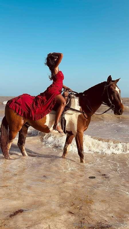 Throwback to horseback riding in Jamaica for my 29th birthda..