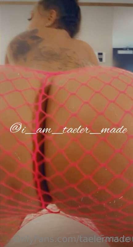 Starting the day off with this ass all in your face 😝