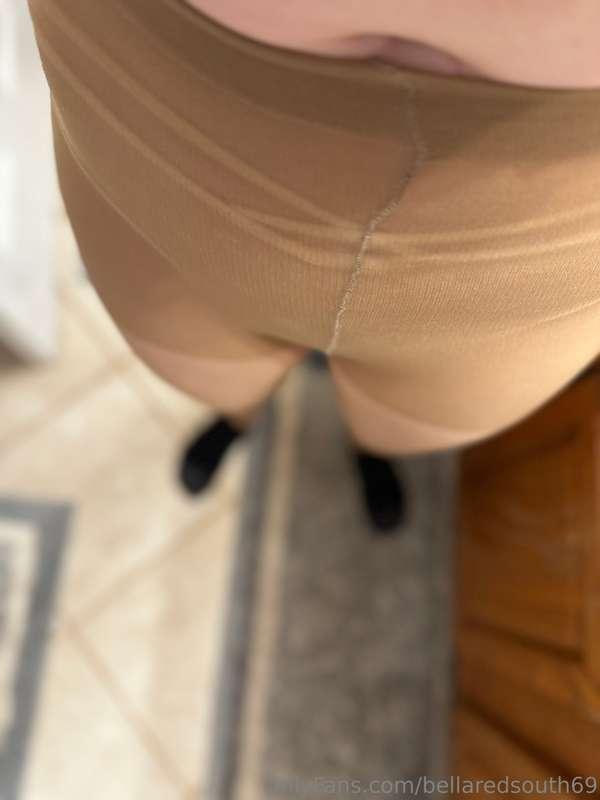 I enjoy wearing panties and pantyhose for fans to then enjoy..
