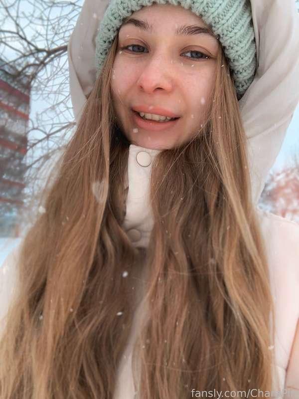 In cold seasons I like to stay at home in COZY atmosphere: turn on the YouTube video «10 hours of relaxing fireplace» and pour the mug of milk 🔥🥛 

Buuut when weather snowy and wetly(🌝🌝) like now I'm going out to enjoy and catch snowflakes on my lashes :з

Do you like to walk in winter?❄️

#selfie #life #snow #cozy #fyp #funny #cute #babygirl #tongue #smile

