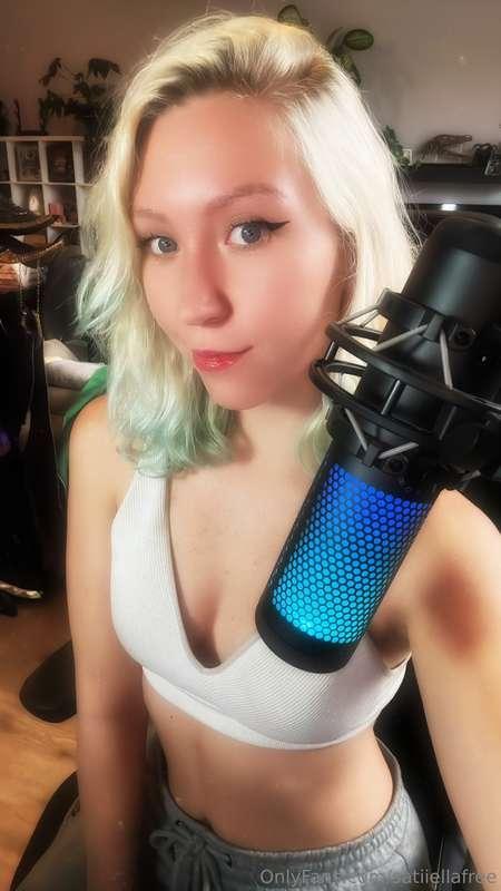 Live now on Tw!tch! 🥰 Did you know I stream?? Just search ✨I..