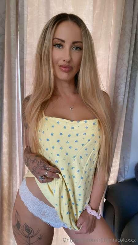 🌻 yellow is my favourite colour 🐝