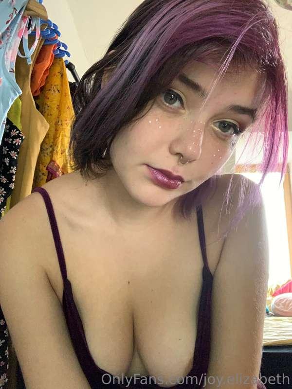 Cute makeup and cleavage✨