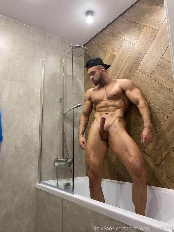 Muscular alpha in the shower😍💪