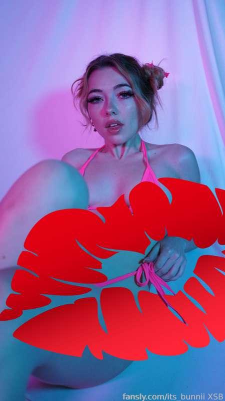 Here's a few extra spicy from the last photoset! There was actually 2 different outfits and we ended up shooting in both, I really enjoyed shooting in this one the most, especially after taking the panties off 😋🥰