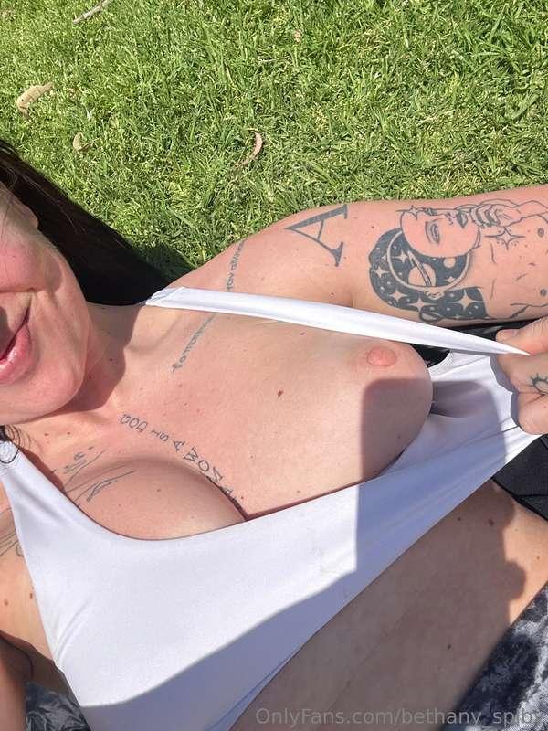 ALWAYS FLASHING OUTDOORS !!! 