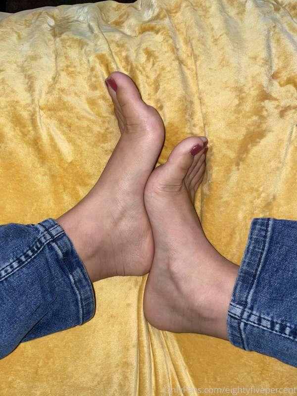 Pretty girls have pretty feet 🦶 🎀 happy Sunday QTs 😎✌️